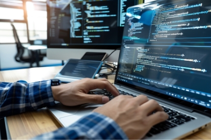 社内の制作チームとの連携でサイトも改善・実装