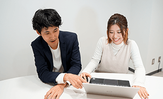 先輩社員のもとで簡単な業務からサポート